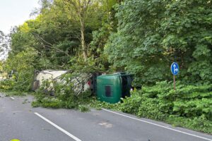 Gefahrgut-LKW-Unfall auf B 224, Feuerwehr im Einsatz, Fahrbahn gesperrt. Verletzter Fahrer.