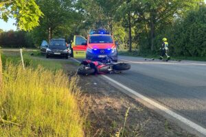 Motorradfahrer nach Unfall mit Treckeranhaenger: Einsatzkräfte sichern Unfallstelle in Hude.