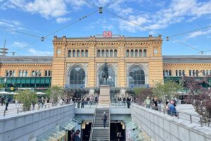 Hannover Hauptbahnhof: Gewalttätige Auseinandersetzung, lebensgefährlich verletzter Mann, Polizei im Einsatz.