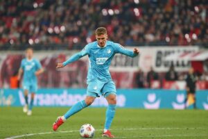 Grischa Prömel unterschreibt Vertrag beim VfB Stuttgart, Rückkehr in Heimatregion gefeiert.