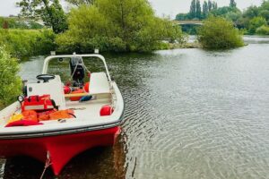 Rettungsaktionen im Wasser: Ärztin rettet vier Menschen, Feuerwehr und DLRG im Einsatz.