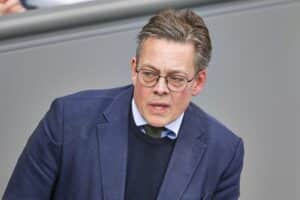 Konstantin von Notz diskutiert Cybersicherheitsgesetz, unklare Zuständigkeiten und notwendige Reformen.