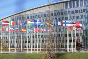 Nato-Hauptquartier mit Flaggen, Symbol für transatlantische Zusammenarbeit und internationale Sicherheitspolitik.