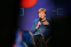 Sahra Wagenknecht unterstützt Angela Merkels Forderung nach Diplomatie zur Beendigung des Ukraine-Kriegs.