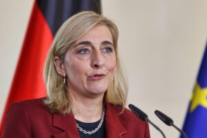 Nina Warken spricht über Ebola-Risiken und internationale Gesundheitssicherheit in Berlin.
