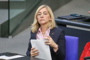 Nina Warken spricht über Einsparungen in der gesetzlichen Krankenversicherung in Berlin.