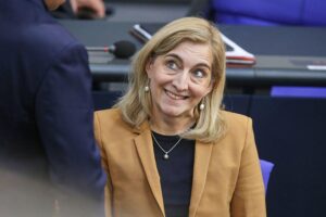 Nina Warken präsentiert Reformen zur Pflegeversicherung, höhere Beiträge für Kinderlose angekündigt.