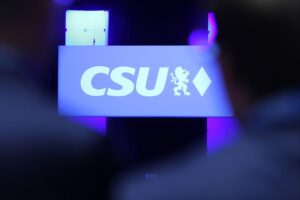 CSU-Logo vor Hintergrund politischer Debatten über Neuausrichtung und Zukunft der Partei.