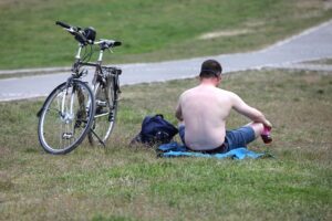 Sonnenbader genießen sonniges Wetter, hohe Temperaturen und entspannte Atmosphäre an Pfingsten in Hessen.