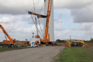 Windkraftanlagen im Bau, symbolisieren Diskussion um erneuerbare Energien und politische Herausforderungen in Deutschland.