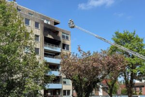Feuerwehr bekämpft Wohnungsbrand in Bad Bramstedt; starke Rauchentwicklung und Rettung von Bewohnern.