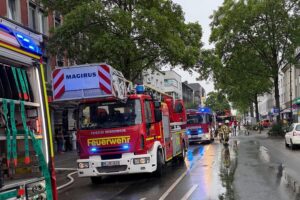 Feuerwehr im Einsatz bei Wohnungsbrand, Anwohner gerettet, keine Verletzten, Ermittlungen laufen.