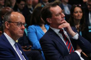 Hendrik Wüst unterstützt Friedrich Merz, während Spekulationen über Kanzlertausch zunehmen.