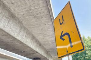 Umleitungsschild, Baustelle, Straßeneinbruch, gesperrte Straße, betroffene Verkehrsteilnehmer, Stadt Mainz.
