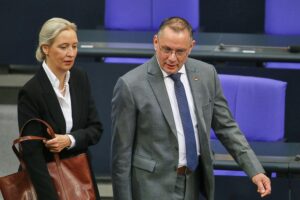 AfD-Politiker Alice Weidel und Tino Chrupalla, Symbol für aktuelle Umfrageergebnisse und politische Trends.