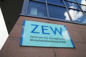 Grafik mit positiven und negativen Wirtschaftsdaten, ZEW-Index und Branchenübersicht.