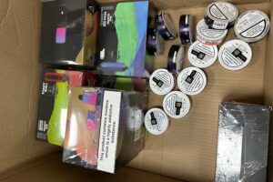 Zöllner beschlagnahmen illegale Tabakwaren und Drogen bei einer Kontrolle in Salzgitter.