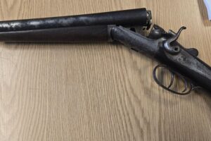 Zöllner beschlagnahmen Schrotflinte, Munition und verbotene Symbole bei Kontrolle auf A9.