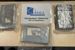 Drogenrazzia: Zollbeamte sichern über 3 Kilogramm Kokain im versteckten Auto. Festnahme erfolgt.