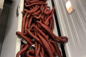 Zollbeamte beschlagnahmen 250 kg Wurst und illegalen Waren am Stuttgarter Flughafen.