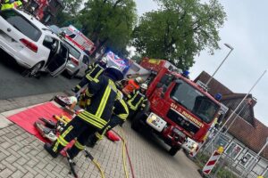 Verkehrsunfall auf Celler Straße: Feuerwehr bei Rettung von eingeschlossenen Personen im Einsatz.