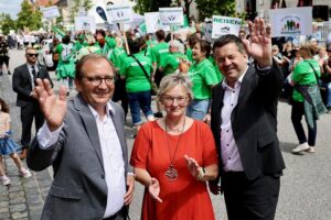 Öffentliche Feier mit prominenten Persönlichkeiten, fröhlichen Menschen und buntem Programm in Bernburg.