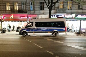 Einsatzkräfte in Berlin verhaften Jugendlichen nach Angriff auf Polizeibeamtin während Verkehrskontrolle.