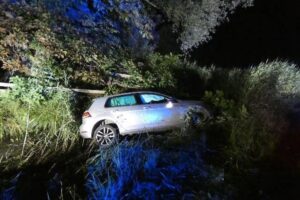 Ein verunfallter VW-Pkw im Graben an der B73, nahe Wingst. Polizei und Bergung unterwegs.