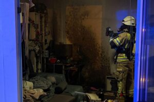 Brand in Wohnung: Fahrradakku entzündet, Mann verletzt, Feuerwehr im Einsatz, starke Rauchentwicklung.