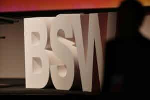 Logo der BSW-Partei vor Hintergrund von Talkshows und öffentlicher Diskussion über Medienvielfalt.