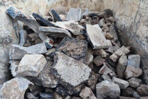 Bauschutt und Abfälle in einer Baustellenumgebung mit Fokus auf Recycling und Abfallverwertung.
