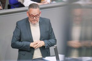 Martin Reichardt zeigt im Beisein von Kollegen den angeblichen Hitlergruß - Kontroverses Foto.
