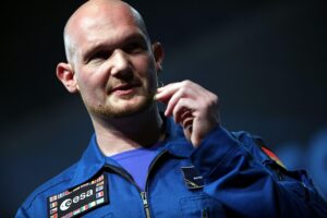 Alexander Gerst im Weltraum, symbolisiert die Erforschung des Universums und die Zerbrechlichkeit der Erde.