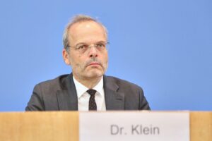 Felix Klein gibt Rückblick auf Antisemitismusbekämpfung, betont Erfolge und zukünftige Herausforderungen.