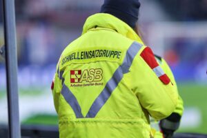 Sanitäter diskutieren Pflegeproblematik; Kritik am Pflegeneuordnungsgesetz für mehr Solidarität und Gerechtigkeit.