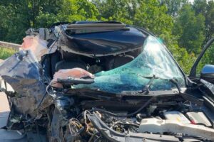 Verunfallter Mazda auf Autobahn, Polizei und Rettungsdienst im Einsatz, Schadenhöhe: 35.000 Euro.