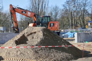 Bagger auf Baustelle, symbolisiert stagnierenden Auftragseingang im Bauhauptgewerbe.