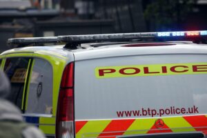 Proteste in Belfast: Maskierte Personen, brennende Fahrzeuge, Straßenblockaden, Unruhen nach Messerangriff.
