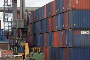 Container im Hafen, symbolisieren steigenden Warenexport und -import Deutschlands, aktuelle Handelsstatistiken.