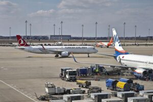 Flugzeuge der Turkish Airlines und Sunexpress vor Hintergrund von Visa-Problematik zwischen Deutschland und Türkei.