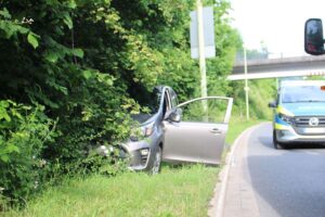 Unfall auf Boeler Ring: Auto im Straßengraben, 64-jährige Fahrerin verletzt, Polizei ermittelt.
