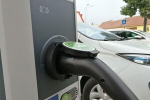 Stromtankstelle für E-Autos mit Fokus auf chinesischen Herstellern und deutscher Prämienwirkung.