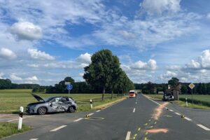 Zwei beschädigte Autos nach Unfall auf Kreisstraße 27 bei Dülmen, Polizei vor Ort.