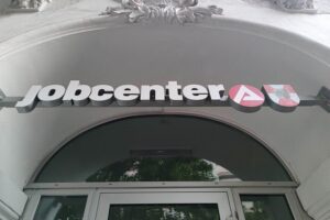 Jobcenter mit Menschen und Beratungssituationen, symbolisiert Veränderungen in der Grundsicherung und Beschäftigung.
