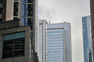 Büroturm der Deutschen Bahn, symbolisch für den anstehenden Kultur- und Strukturwandel im Unternehmen.