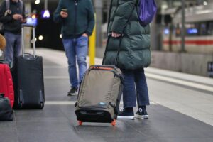 Reisende warten geduldig am Bahnhof nach bundesweiter Störung des Zugverkehrs der Deutschen Bahn.