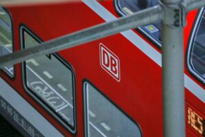 Regionalzug der Deutschen Bahn, überlastete Strecken, Pendler, Wettbewerb, mögliche Verspätungen, zukünftige Herausforderungen.