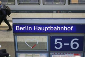 Modernisierte Bahnhöfe mit neuen Sitzmöbeln, LED-Beleuchtung und Sicherheitskameras für Reisendenkomfort.
