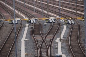 Gleisanlage mit Zügen, die Wettbewerbsöffnung und neue Anbieter im deutschen Fernverkehr symbolisieren.