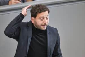 Felix Banaszak spricht engagiert über Rechtsextremismus auf der Innenministerkonferenz in Hamburg.